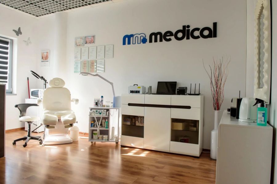 MM Medical – recepčný pult a odkladací priestor