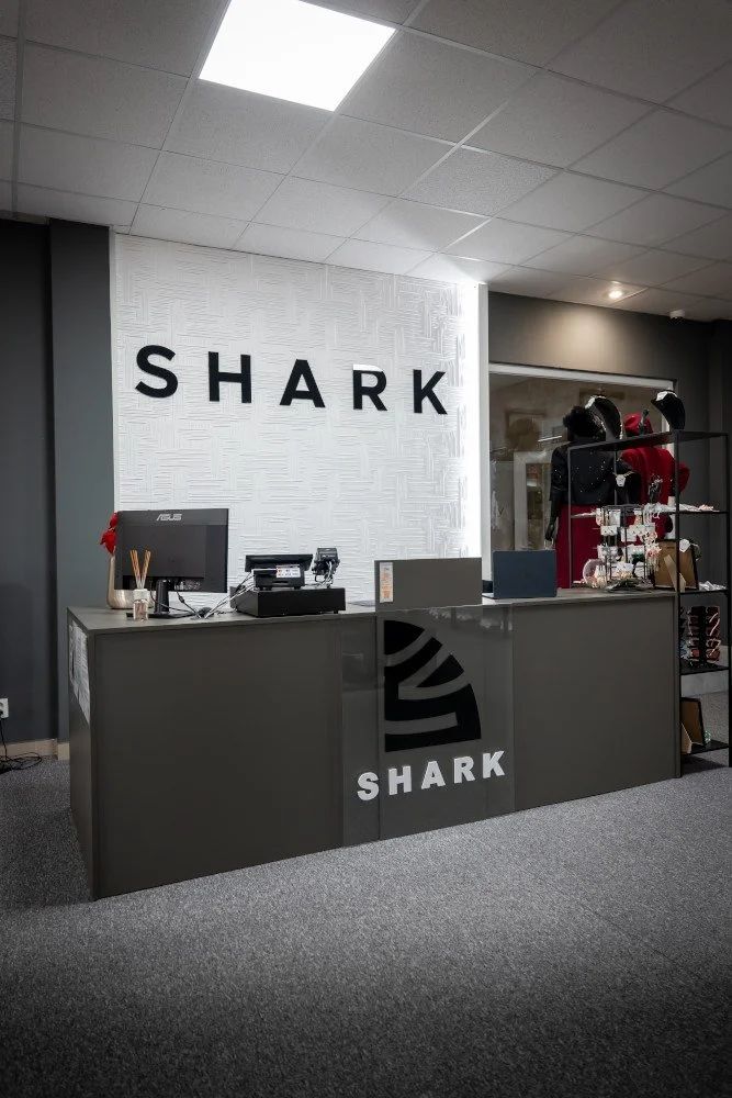 Shark Fashion – recepčný pult s logom značky